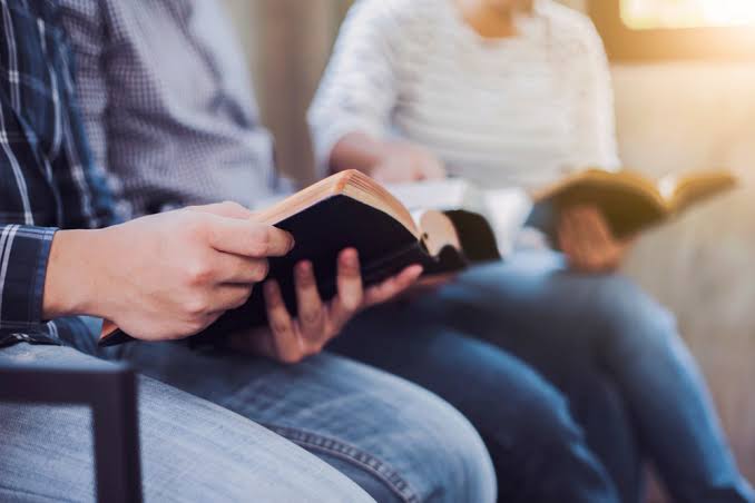 Persona estudiando la Biblia